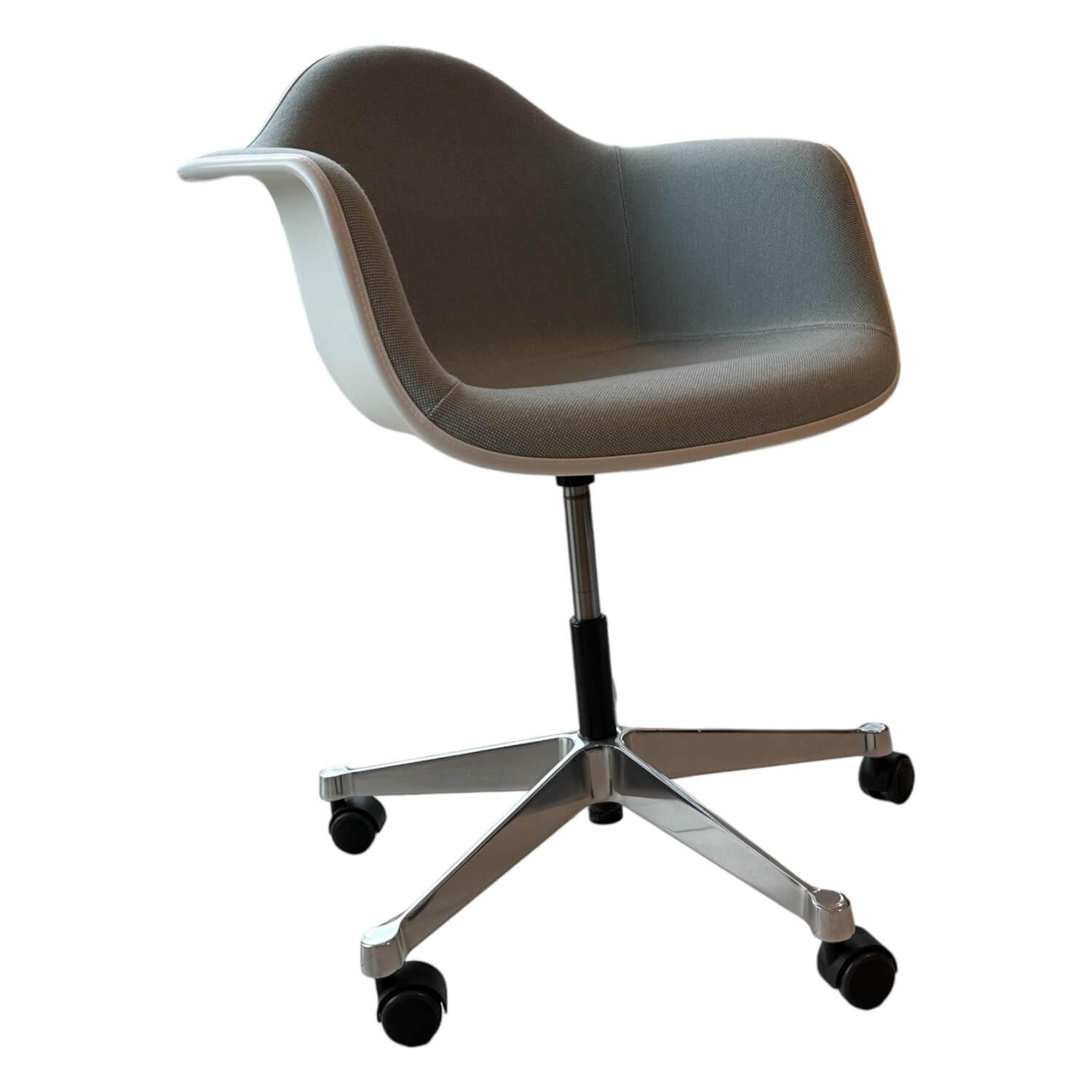 Armlehnstuhl Eames Plastic Armchair Bezug Stoff 5 Hopsak F60 81 Eisblau Elfenbei...