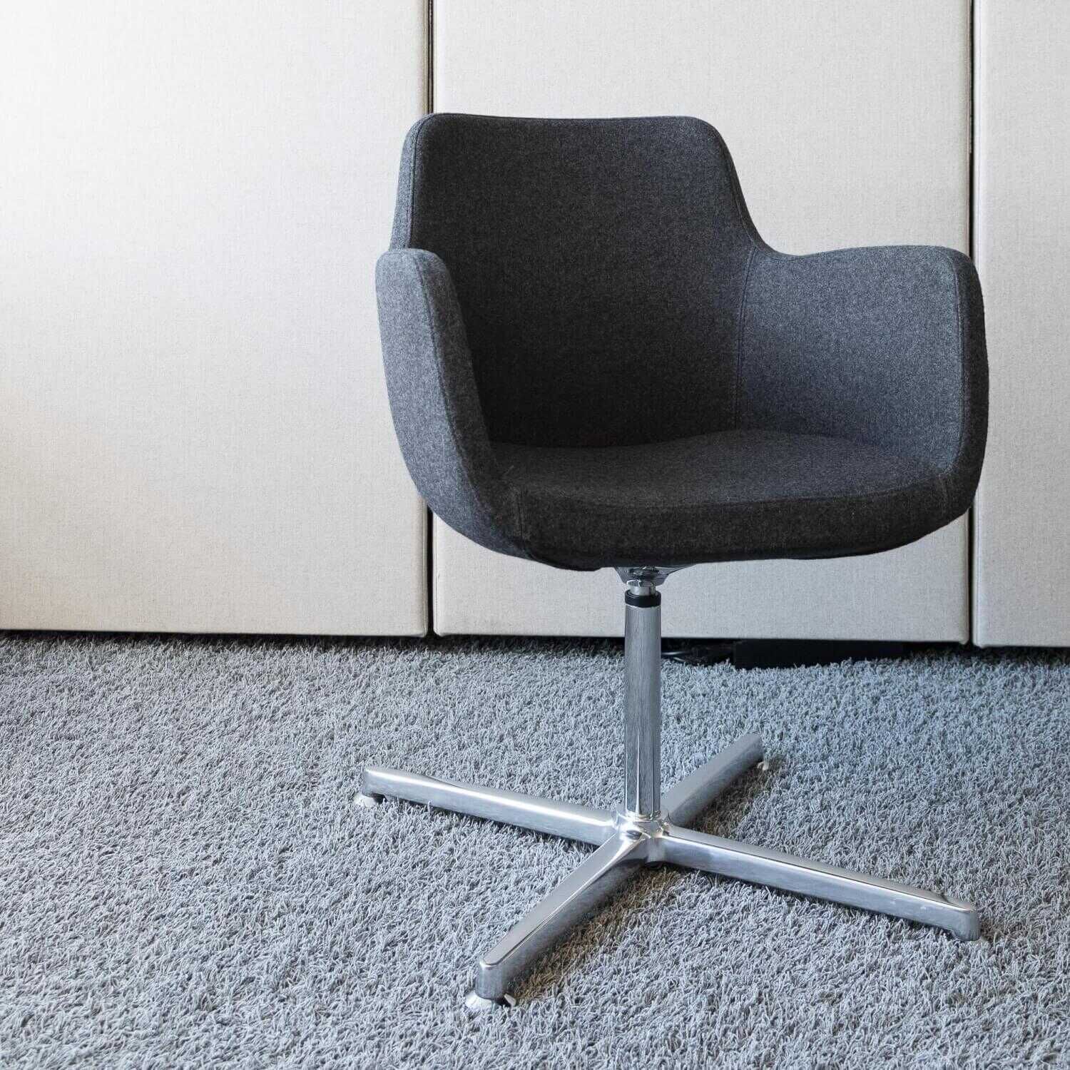 Loungestuhl Soul Stoff Anthrazit mit Fusskreuz Aluminium und Kippmechanik