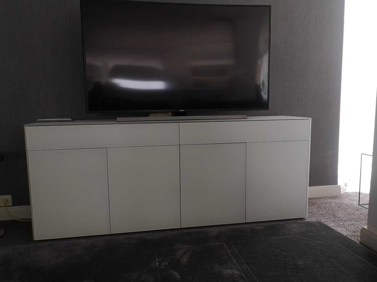 Anrichte Farn Massivholz Astige Eiche Korpus Weiss RAL 9010 Hinterlackiertes Glas