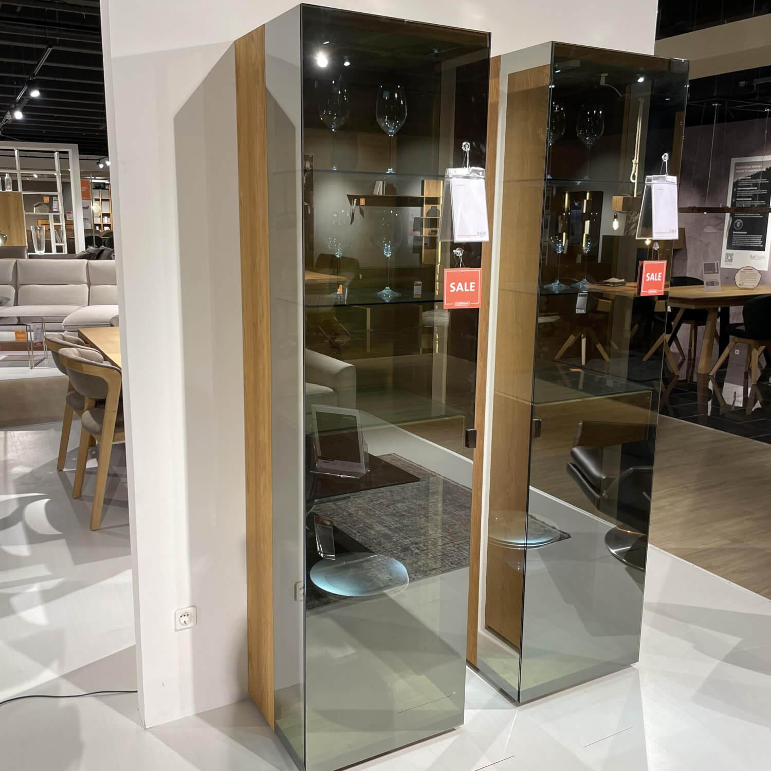 Vitrine 2 Nox Eiche Naturoel Palladiumglas Tueranschlag Links