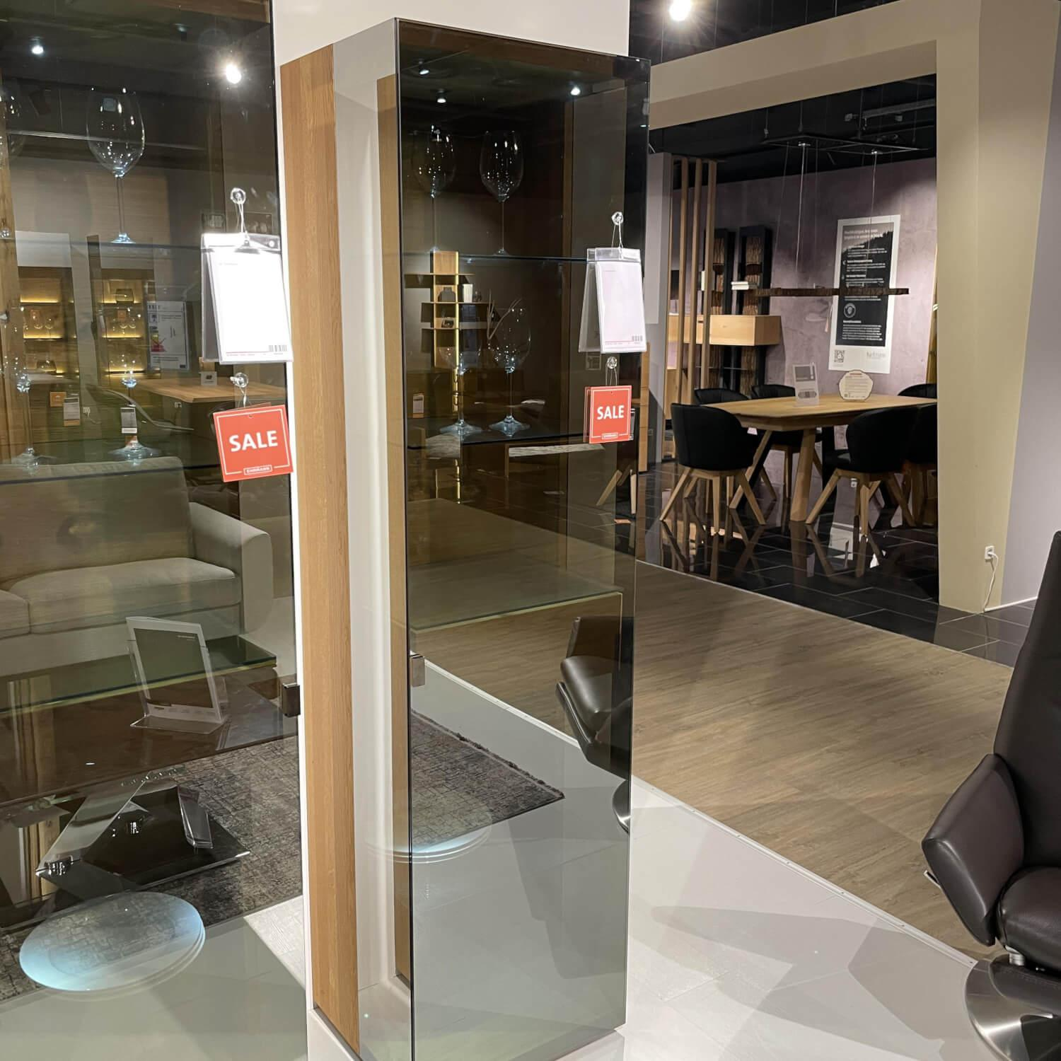 Vitrine 2 Nox Eiche Naturoel Palladiumglas Tueranschlag Rechts