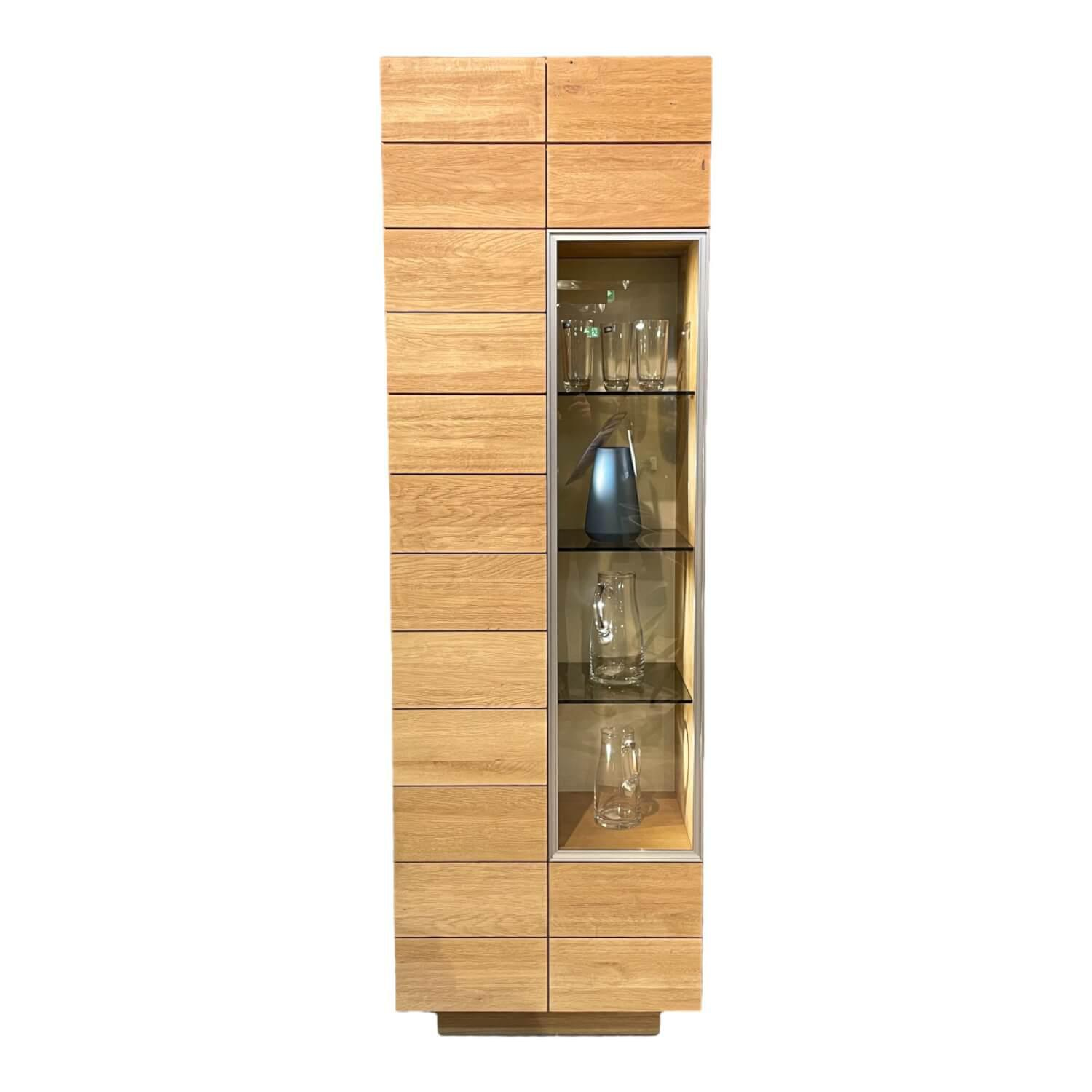 Vitrine V-Montanara NVH64H Wildeiche Geoelt Colorglas Optiwhite Mit Glasrueckwand ...
