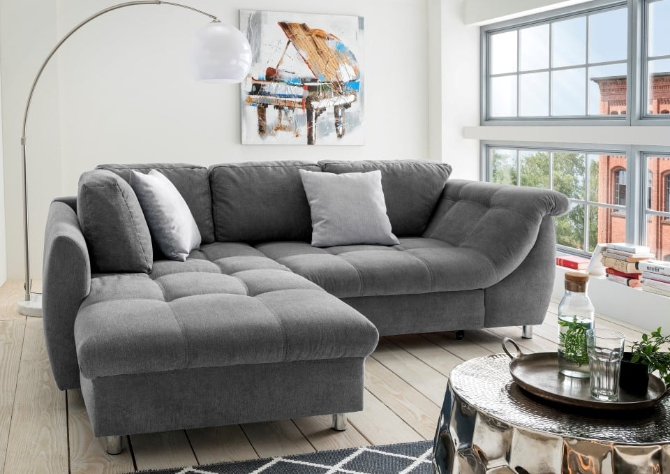 Stylisches Ecksofa Agira von Benformato mit Schlaffunktion, verschiedene Farben, gemütliche Rückenkissen, hochwertige Wellenunterfederung