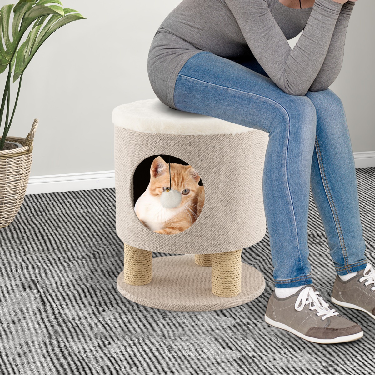 Klein Kratzbaum mit Weicher Sitzfläche & 3 Sisal-Kratzsäulen & Ball Hocker 40 x 40 x 47 cm Beige