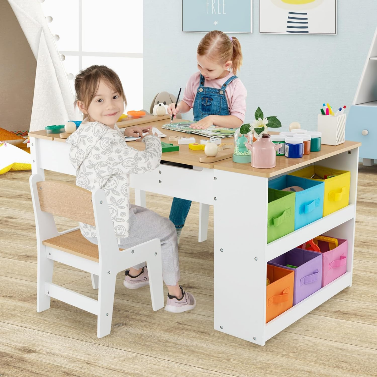 Kinderkunsttisch mit 2 Stuhl & seitliche offene Regal aus Holz mit anhebbarer Tischplatte Natur